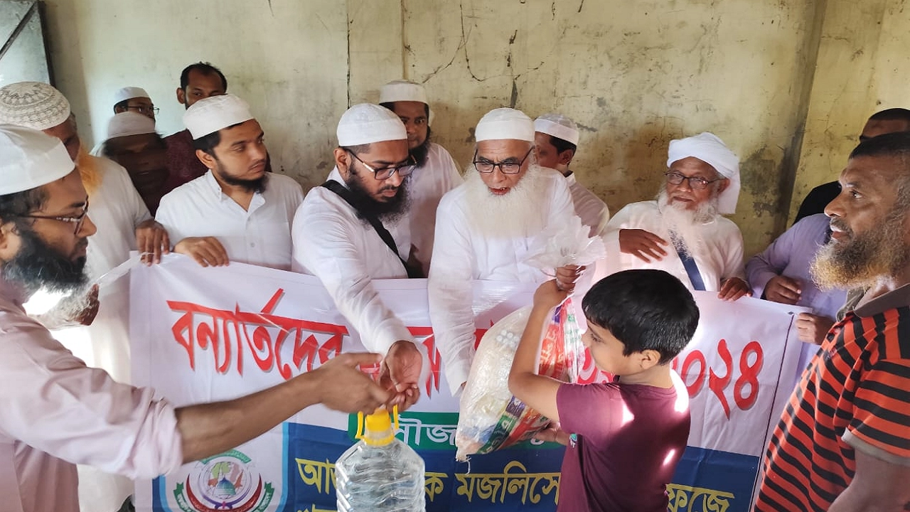 নোয়াখালীতে চার শতাধিক পরিবারের ত্রাণ বিতরণ করেছে তাহাফফুজে খতমে নবুওয়ত বাংলাদেশ। ছবি : সংগৃহীত