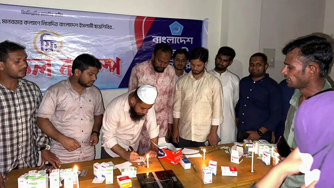 মেডিকেল ক্যাম্প পরিদর্শনে শিবির সেক্রেটারি। ছবি : কালবেলা
