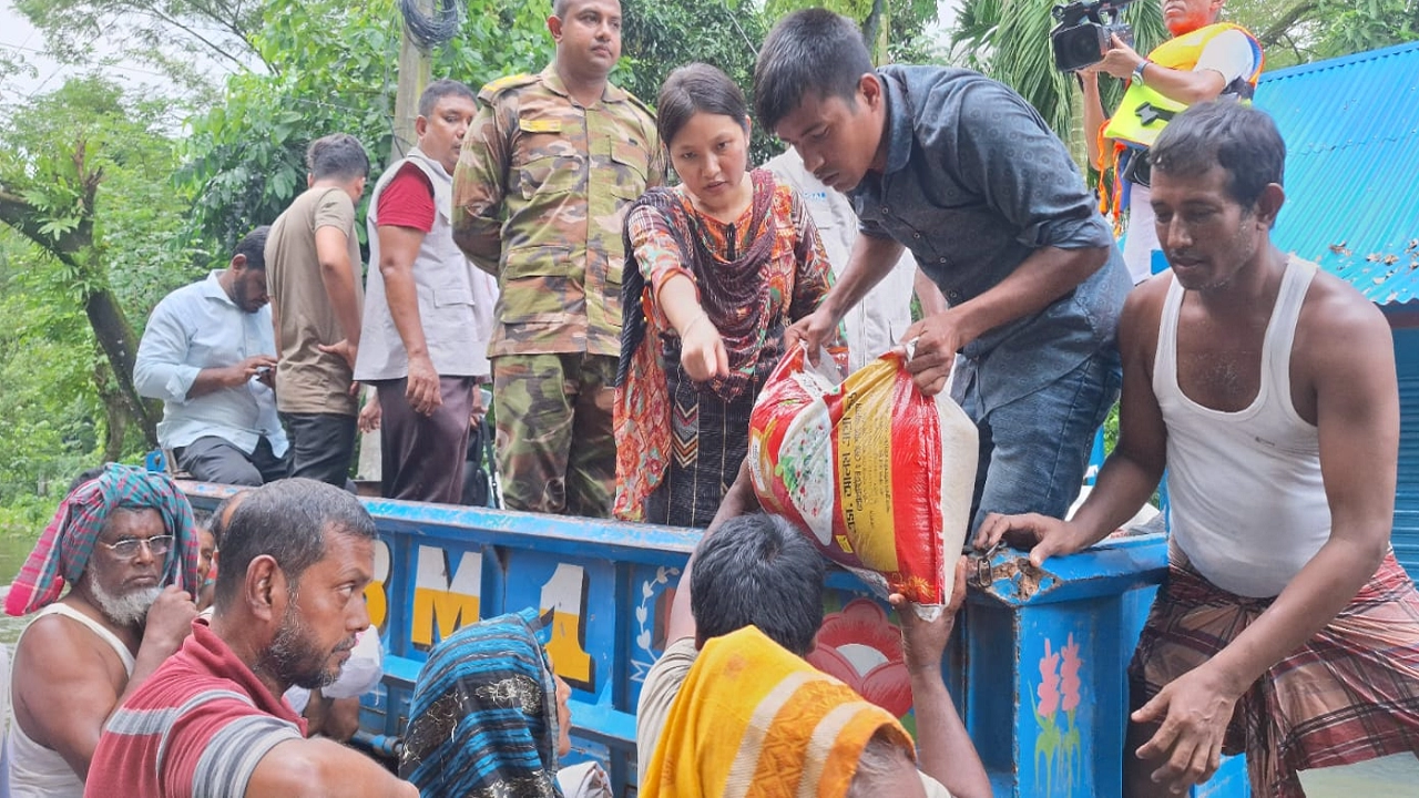 ফেনীর দাগনভূঞা উপজেলার বিভিন্ন ইউনিয়নে প্রায় পাঁচশ পরিবারের মাঝে ত্রাণ বিতরণ করেছে স্বেচ্ছাসেবী সংগঠন আরবান জেনারেশন ট্রাস্ট। ছবি : সংগৃহীত