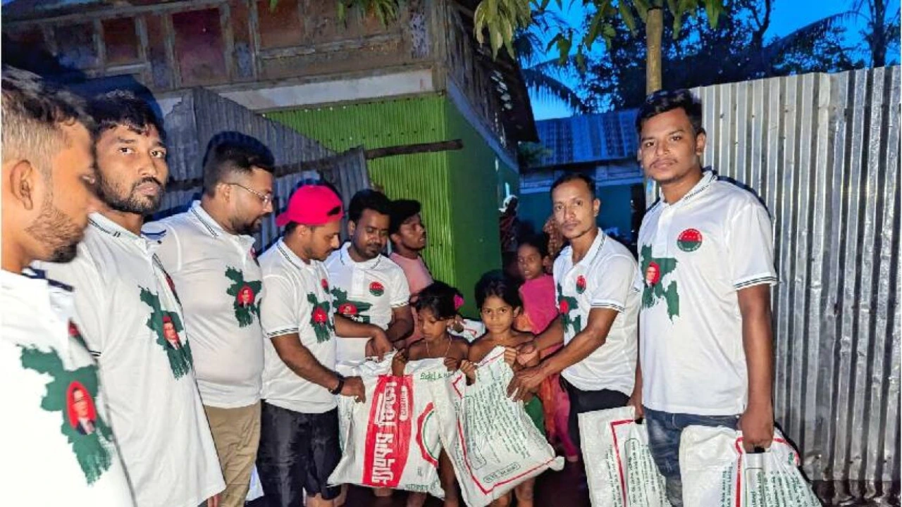 কুমিল্লার দেবিদ্বার উপজেলায় বন্যার্তদের মাঝে ত্রাণ সামগ্রী বিতরণ করেছে ছাত্রদল। ছবি : সংগৃহীত