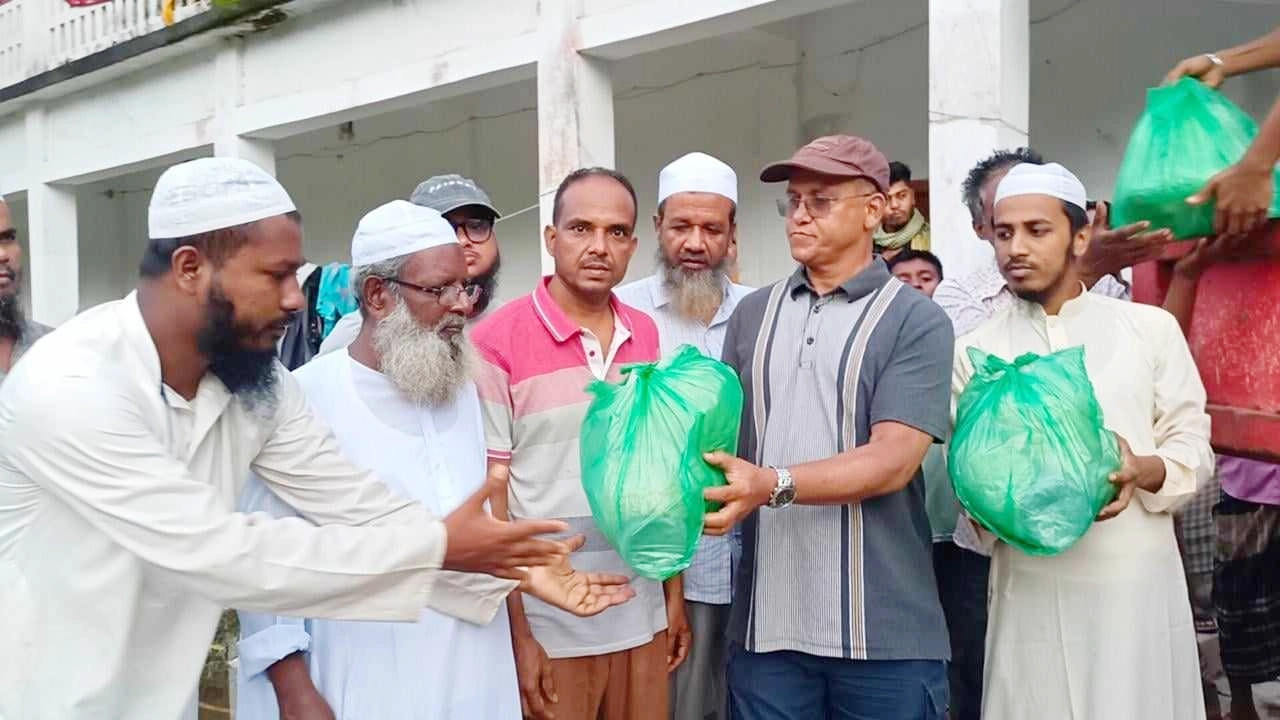 ত্রাণসামগ্রী বিতরণ করেছেন বিএনপির কেন্দ্রীয় নেতা আব্দুল লতিফ জনি। ছবি : কালবেলা