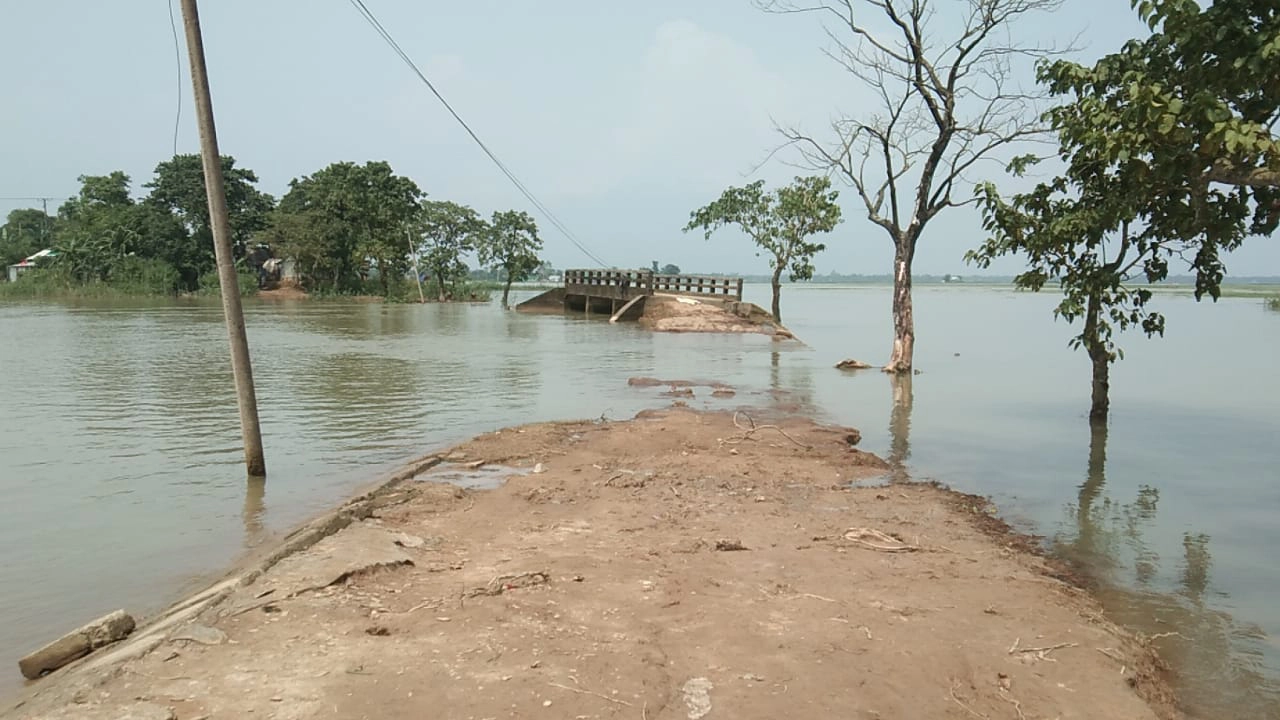 ৩০ বছরেও নির্মাণ হয়নি তাহিরপুর-বাদাঘাট প্রধান সড়ক। ছবি : কালবেলা