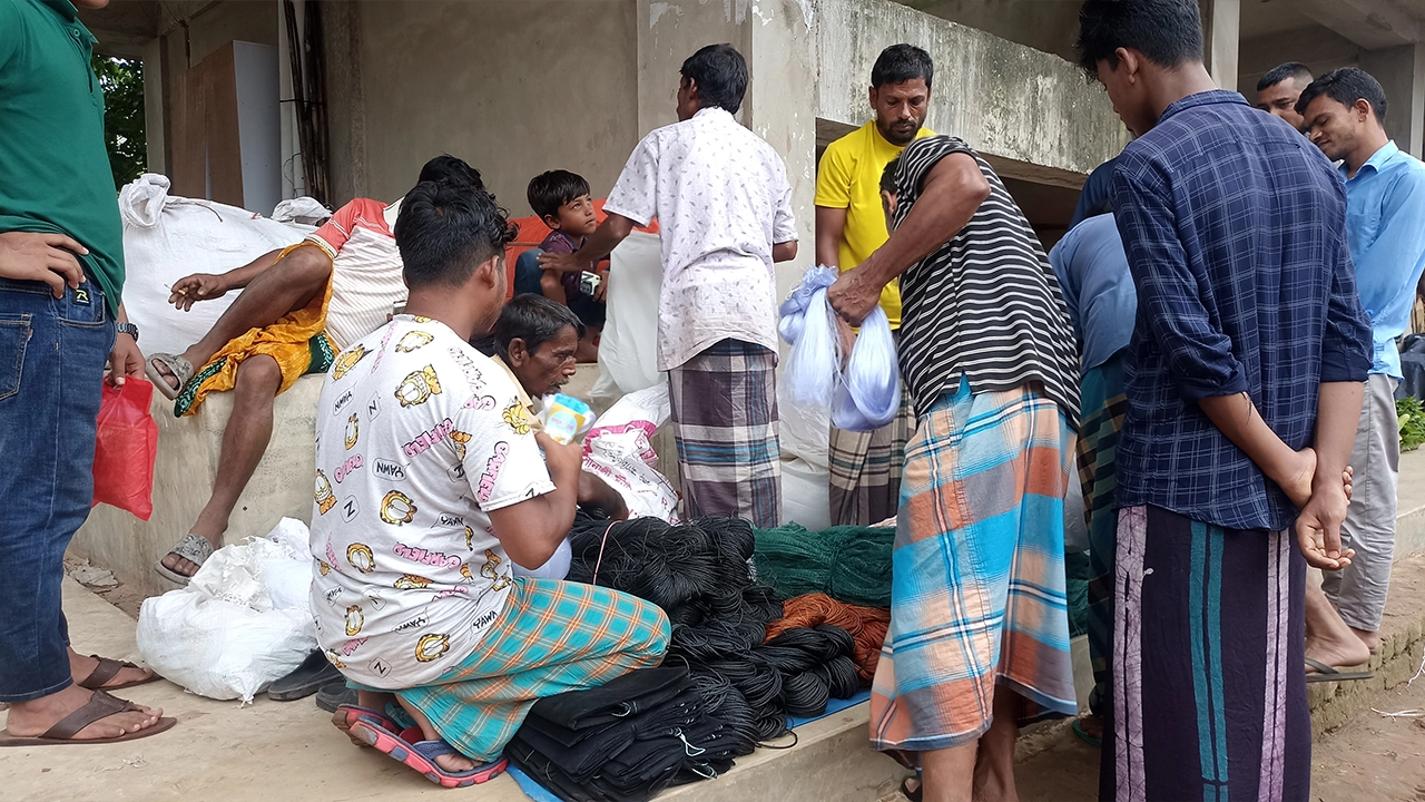 কুমিল্লার ব্রাহ্মণপাড়ায় মাছ ধরার জাল কিনতে গ্রাহকদের ভিড়। ছবি : কালবেলা