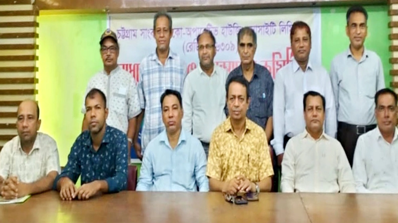চট্টগ্রাম সাংবাদিক কো-অপারেটিভ হাউজিং সোসাইটির নির্বাচিত কর্মকর্তাবৃন্দ। ছবি : কালবেলা