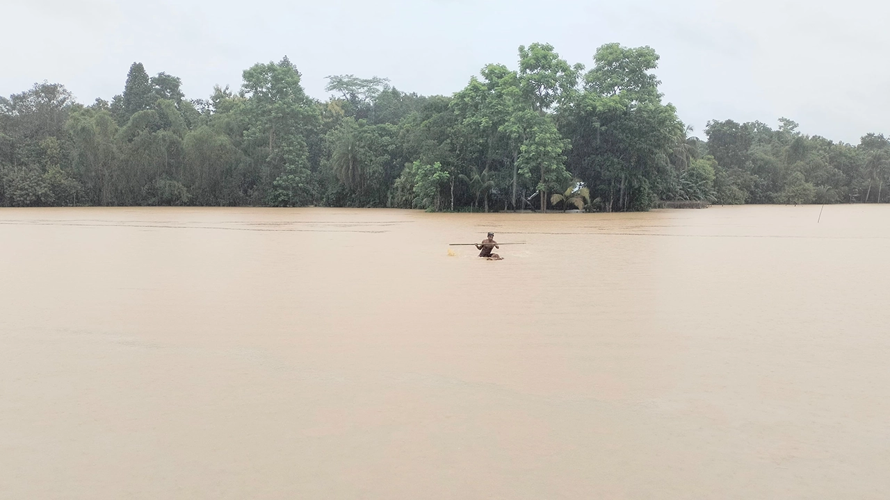 খাগড়াছড়িতে মাটিরাঙ্গার বন্যার একটি চিত্র। ছবি : কালবেলা