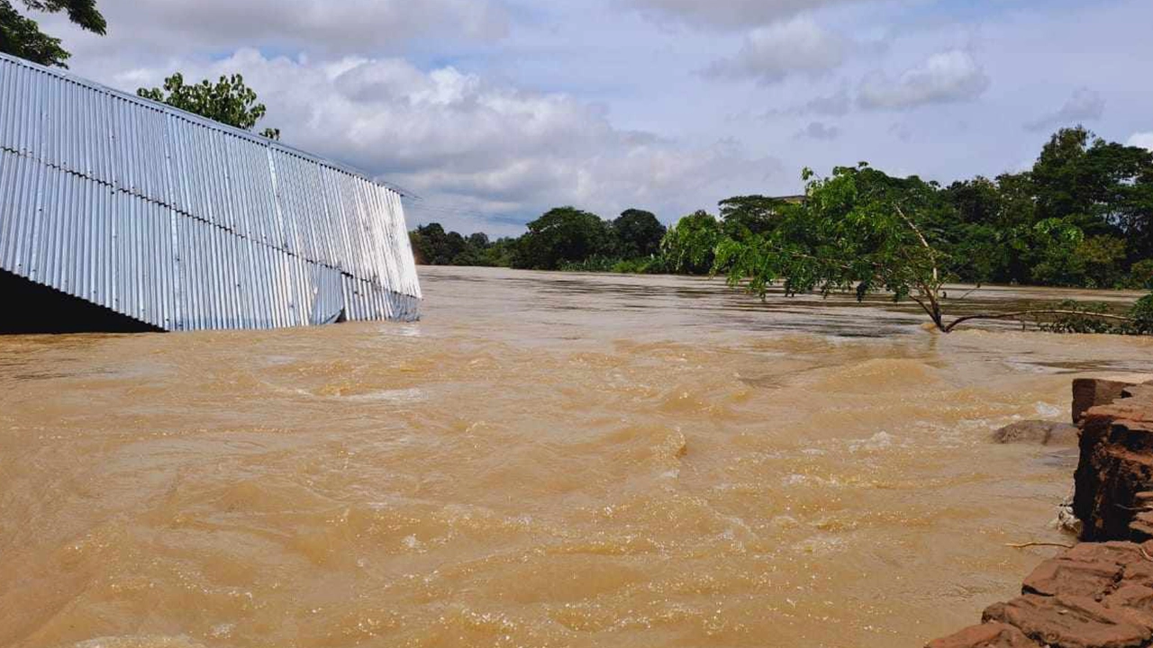 চট্টগ্রামের হাটহাজারীতে বন্যার একটি চিত্র। ছবি : কালবেলা