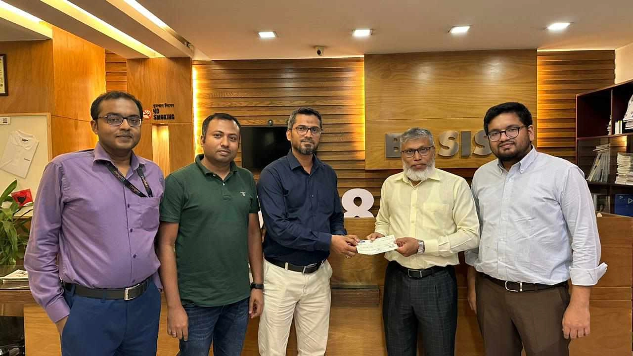 বন্যার্তদের সহায়তায় বেসিসের ত্রাণ তহবিলে অরেঞ্জবিডি লিমিটেডর আর্থিক অনুদান প্রদান। ছবি: কালবেলা