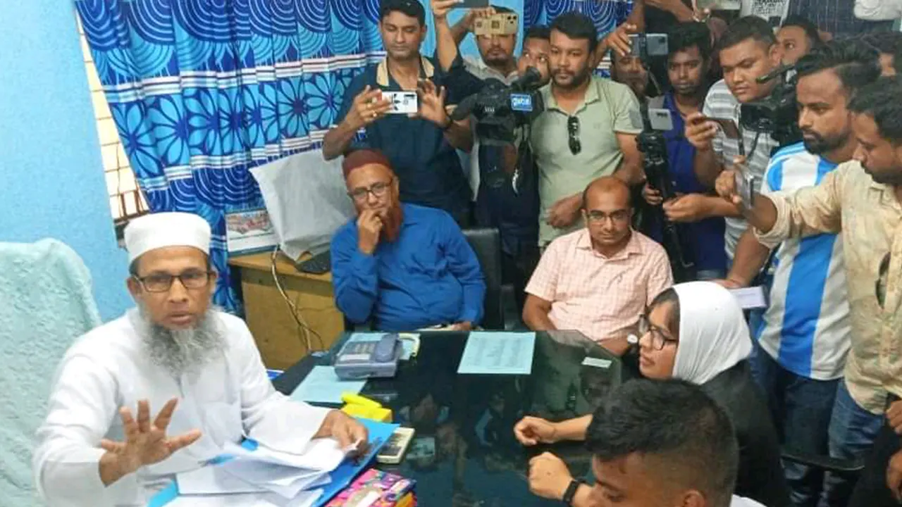 নিজ কর্মস্থলে শিক্ষার্থীদের তোপের মুখে পড়েন ফরিদপুরের সিভিল সার্জন ডা. সিদ্দিকুর রহমান। ছবি : কালবেলা