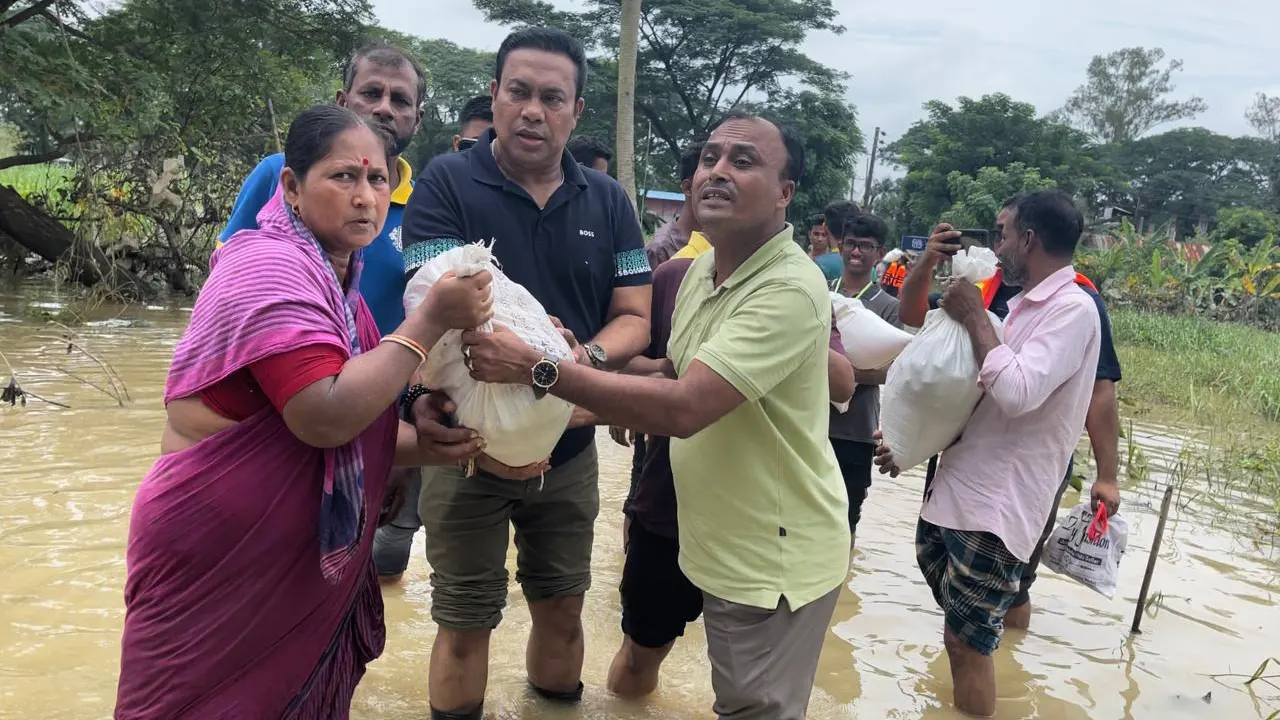ফেনীতে বন্যাকবলিত মাঝে ত্রাণসামগ্রী বিতরণ করেছেন বিএনপির নির্বাহী কমিটির সদস্য মিজানুর রহমান ভূঁইয়া মিল্টন। ছবি : কালবেলা