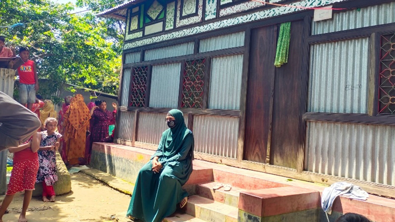 বিয়ের দাবিতে নারীর অনশন। ছবি : কালবেলা