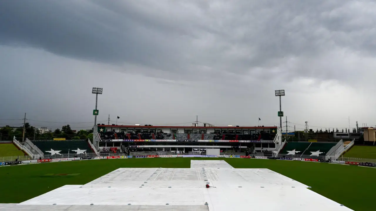 কভার দিয়ে ঢেকে রাখা হয়েছে রাওয়ালপিন্ডির উইকেট। ছবি : সংগৃহীত