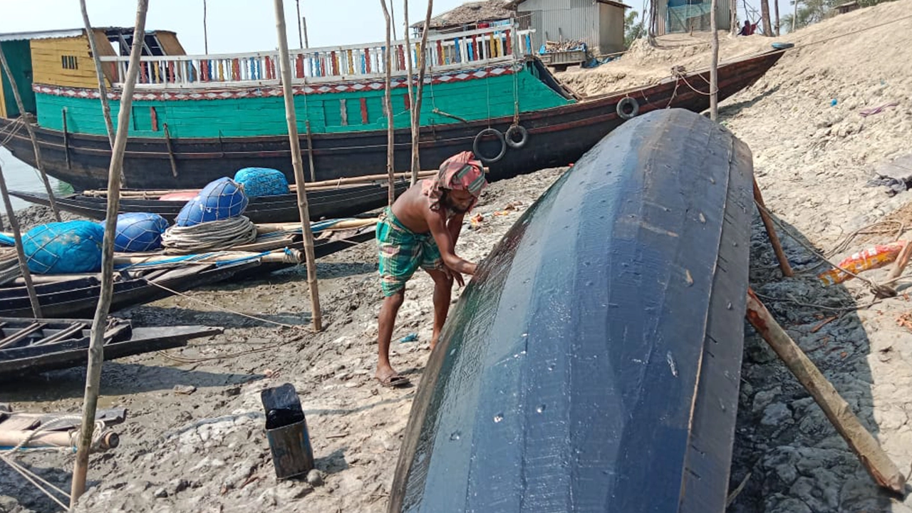 নৌকা মেরামতে ব্যস্ত বনজীবীরা। ছবি : কালবেলা