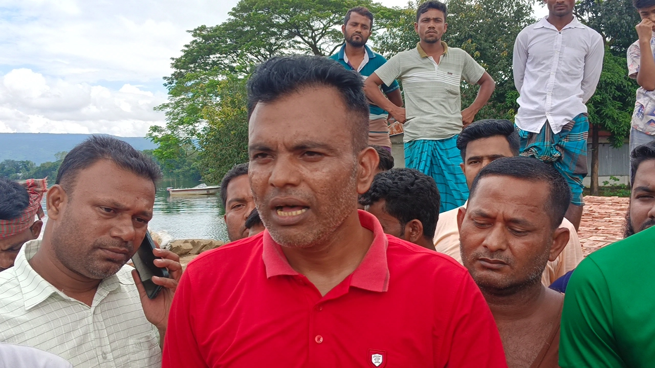 সুনামগঞ্জের তাহিরপুরে বিআইডব্লিউটিএর জেটি জোরপূর্বক দখলের একটি চিত্র। ছবি : কালবেলা