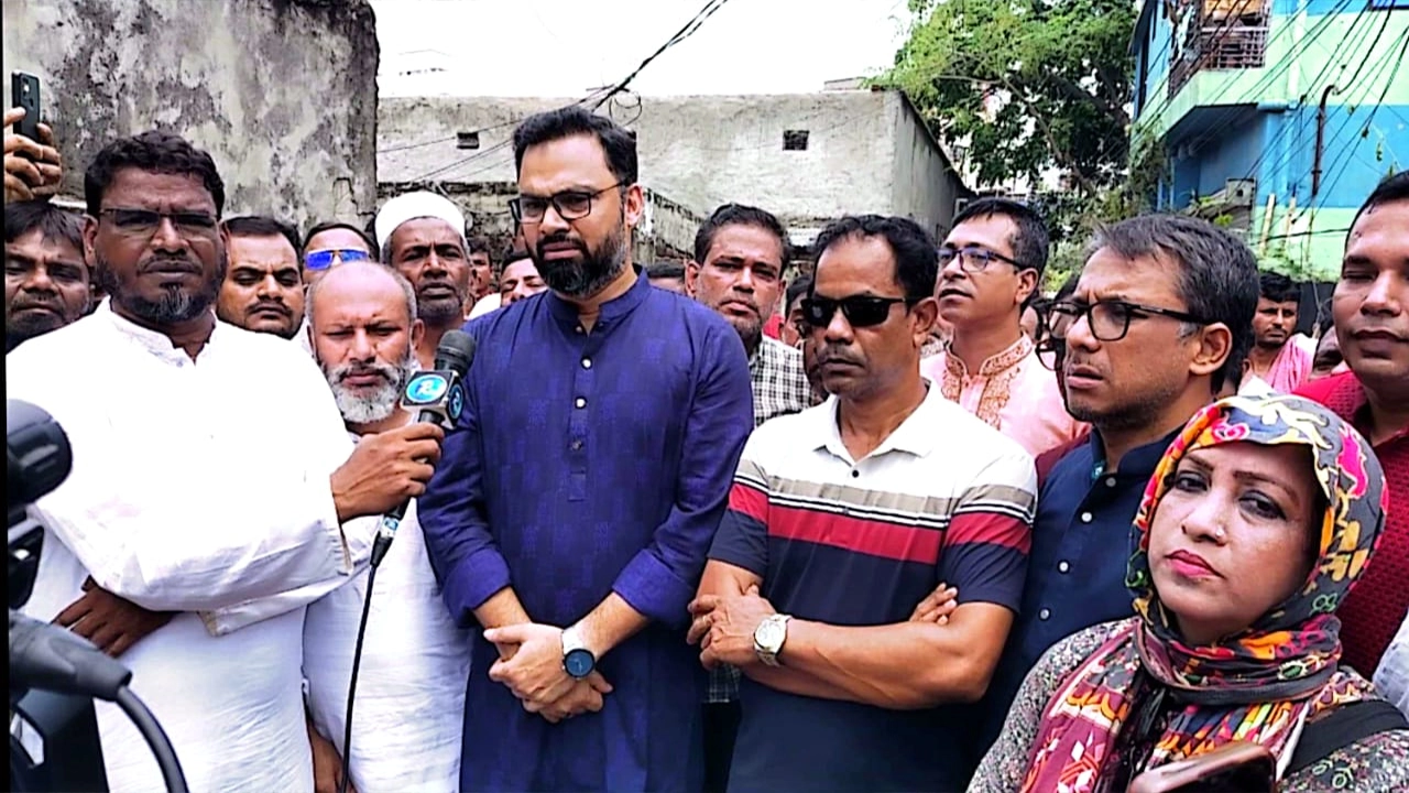 গণমাধ্যমে কথা বলছেন বিএনপির কেন্দ্রীয় ক্রীড়াবিষয়ক সম্পাদক ও ঢাকা মহানগর উত্তরের সদস্য সচিব আমিনুল হক । ছবি : সংগৃহীত