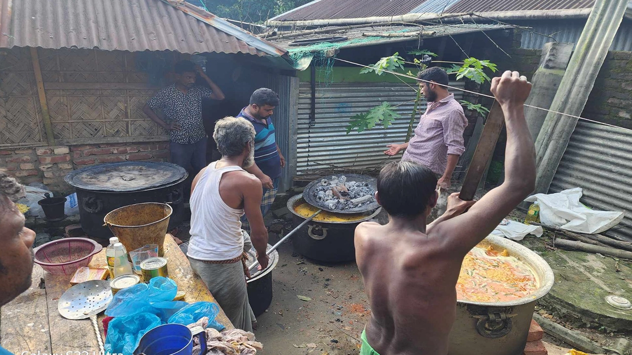 বন্যার্ত এলাকায় টানা চার দিন রান্না করা খাবার বিতরণ করছেন সিরাজগঞ্জের মামুন। ছবি : কালবেলা