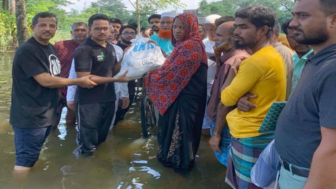 বন্যার্তদের ত্রাণ বিতরণ কার্যক্রমে এশিয়ান গ্রুপের পরিচালক ওয়াসিফ আহমেদ সালামসহ গ্রুপের কর্মকর্তা-কর্মচারীরা। ছবি : কালবেলা