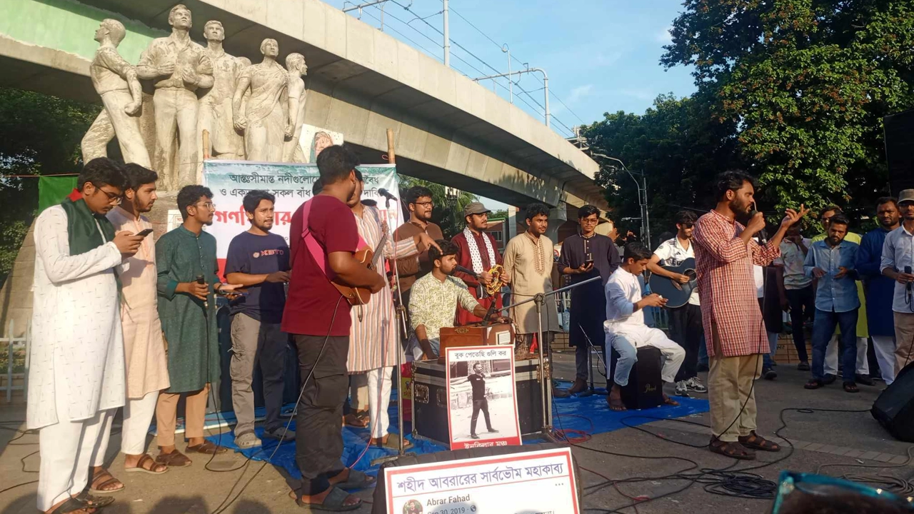 রাজু ভাস্কর্যের পাদদেশে প্রতিবাদী সাংস্কৃতিক পরিবেশনা। ছবি : কালবেলা