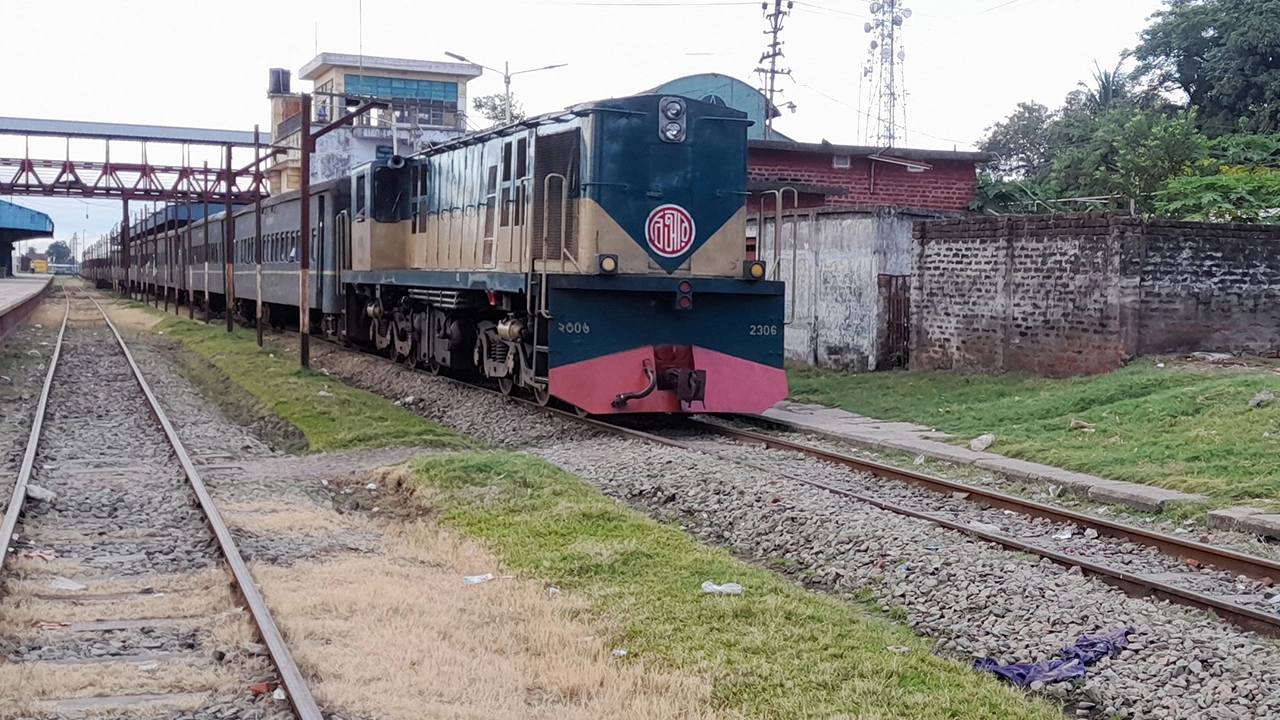 পঞ্চগড়গামী কাঞ্চন কমিউটার ট্রেনটি নিরাপত্তার স্বার্থে দুই দিন বন্ধ ঘোষণা। ছবি : কালবেলা