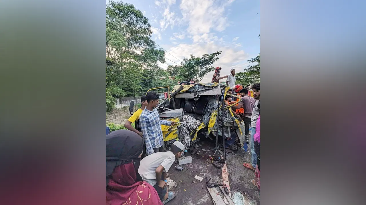 ত্রাণ দিয়ে ফেরার পথে সড়ক দুর্ঘটনায় ক্ষতিগ্রস্ত পিকআপ। ছবি : কালবেলা