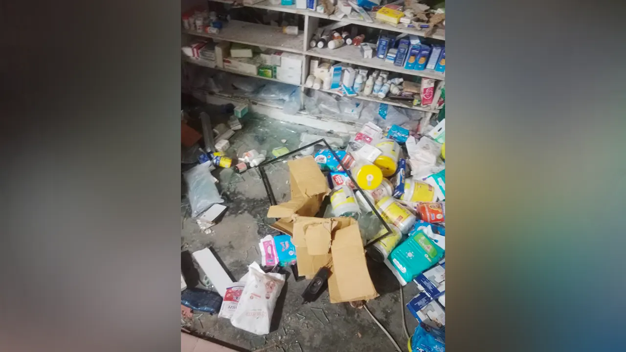 ফার্মেসি ভাঙচুরের পর পড়ে থাকা ওষুধসামগ্রী। ছবি : কালবেলা