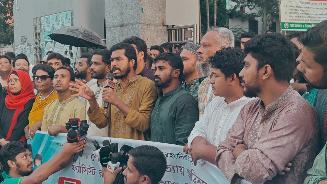 বক্তব্য দিচ্ছেন ঢাকসুর সাবেক ভিপি নুর। ছবি : সংগৃহীত
