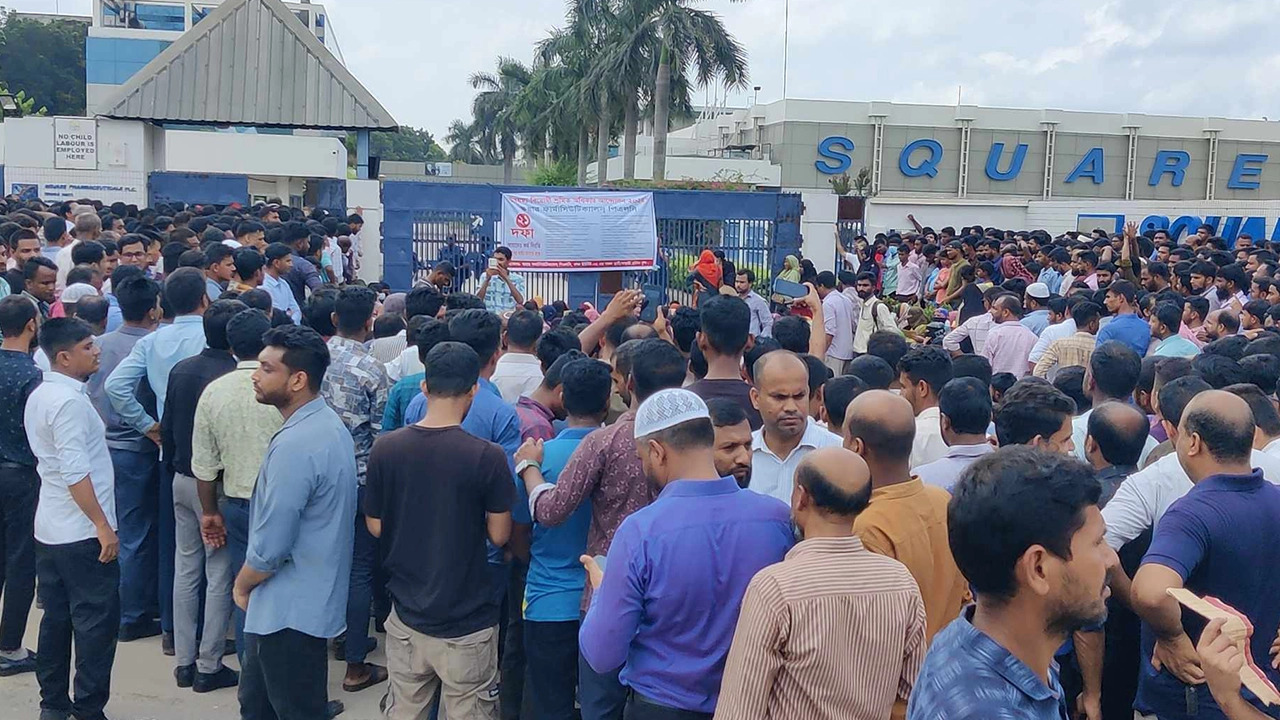 ঢাকা-টাঙ্গাইল মহাসড়ক অবরোধ করে বিক্ষোভ। ছবি : কালবেলা