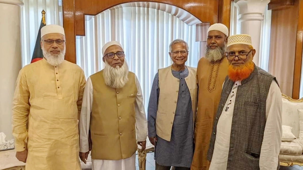 প্রধান উপদেষ্টা ড. মুহাম্মদ ইউনূসের সঙ্গে খেলাফত মজলিসের নেতারা। ছবি : সংগৃহীত