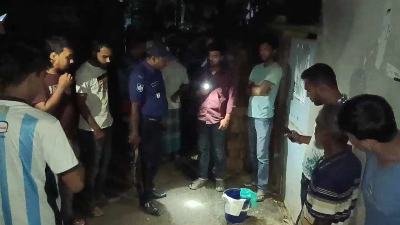 বোমা উদ্ধার করে নিষ্ক্রিয় করে পুলিশ। ছবি : কালবেলা