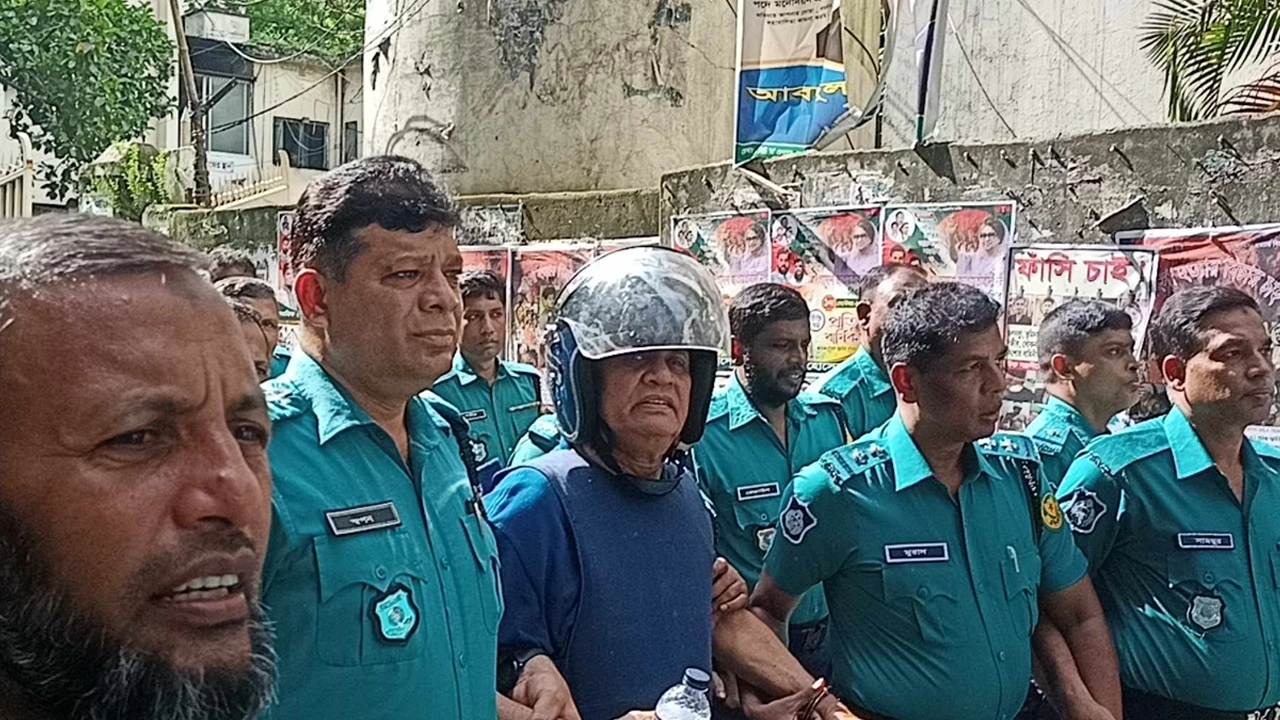 আ স ম ফিরোজকে আদালতে নেওয়া হচ্ছে। ছবি : কালবেলা