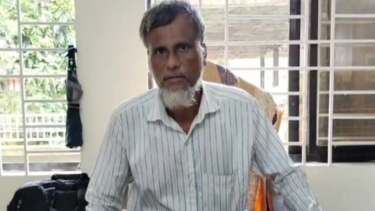 ইউনিয়ন সহকারী ভূমি কর্মকর্তা হাবিবুর রহমান। ছবি : কালবেলা 