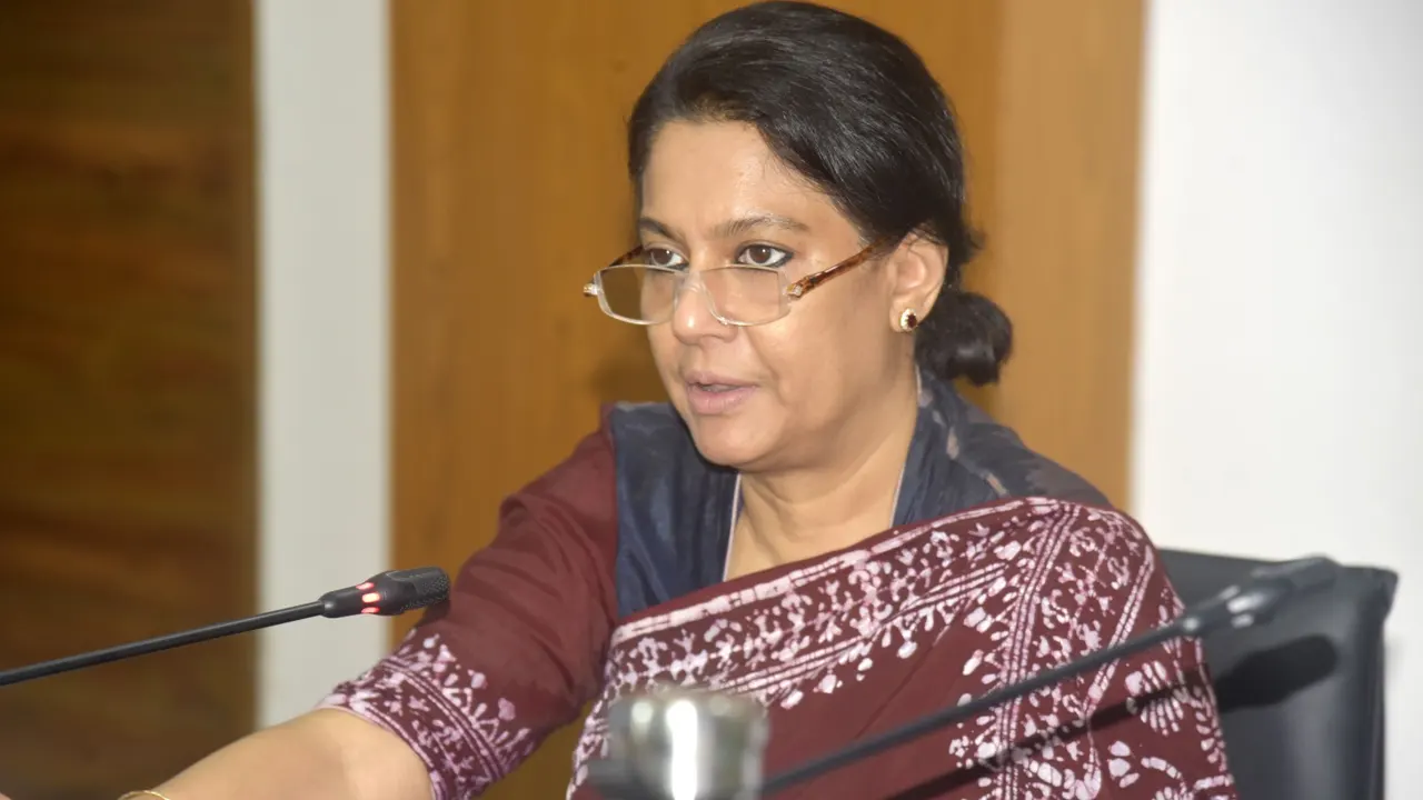 রাজধানীর পানি ভবনে পানিসম্পদ মন্ত্রণালয়ের অধীন দপ্তরগুলোর কর্মকাণ্ডের পর্যালোচনা সভায় কথা বলেন উপদেষ্টা সৈয়দা রিজওয়ানা হাসান। ছবি : কালবেলা