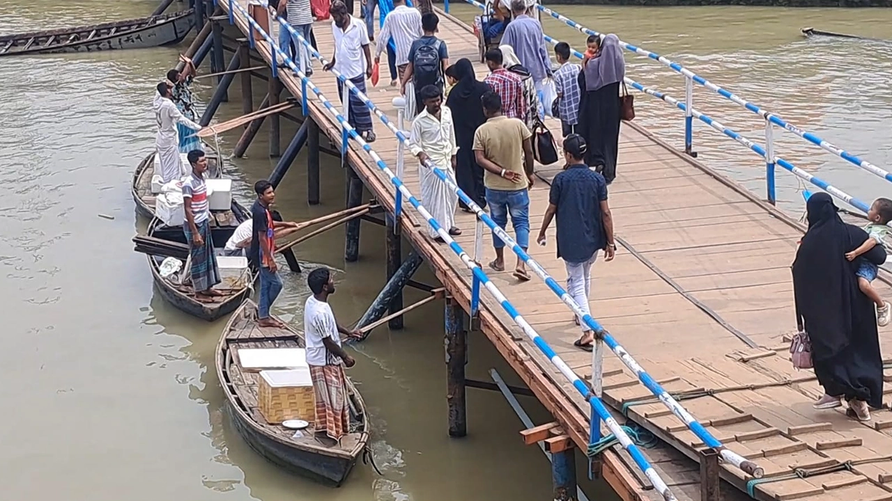 চাঁদপুর লঞ্চঘাটে ভাসমান নৌকায় জেলেদের ইলিশ বিক্রি করতে দেখা যায়। ছবি : কালবেলা