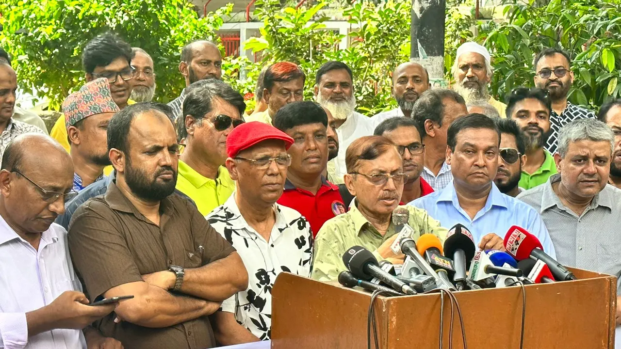 জাতীয় প্রেস ক্লাবে বিএফইউজে-ডিইউজের সমাবেশে বক্তব্য দেন সাংবাদিক নেতারা। ছবি : কালবেলা