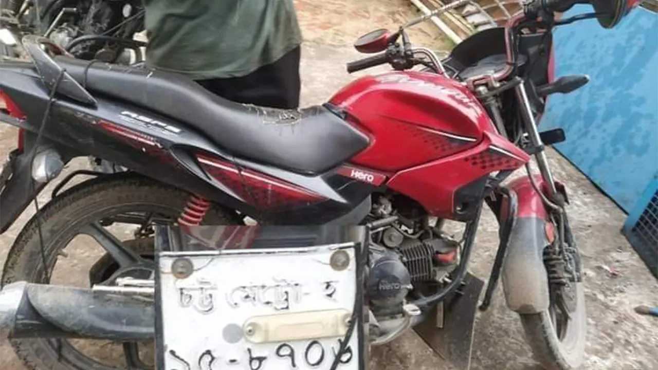 দুর্ঘটনাকবলিত মোটরসাইকেল। ছবি : কালবেলা