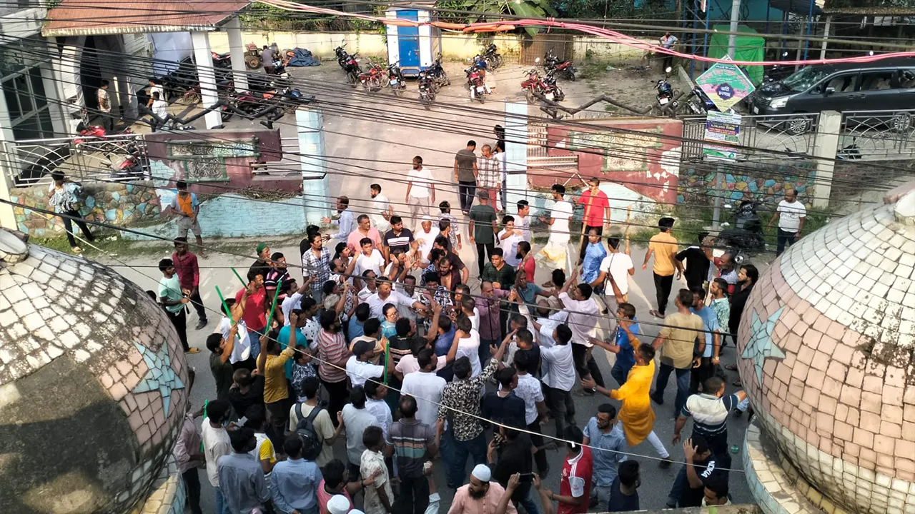 শহরের দেওয়ানপাড়ার সৈয়দ আলী মণ্ডল কমিউনিটি সেন্টারে সংঘর্ষের ঘটনার স্থিরচিত্র। ছবি : কালবেলা