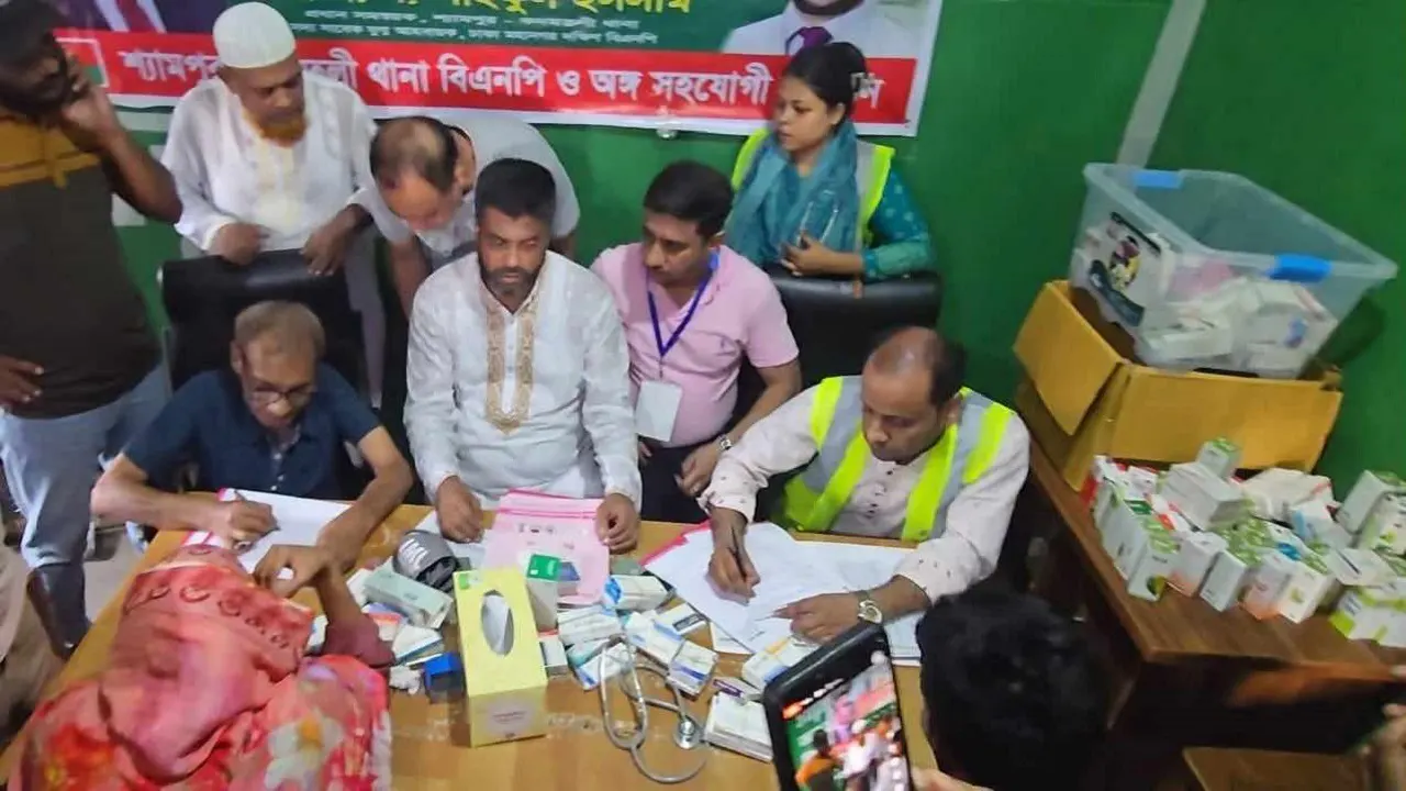 বন্যার্তদের জন্য দুই দিনব্যাপী এই ফ্রি মেডিক্যাল ক্যাম্প ও ত্রাণ সামগ্রীর আয়োজন করা হয়। ছবি : কালবেলা