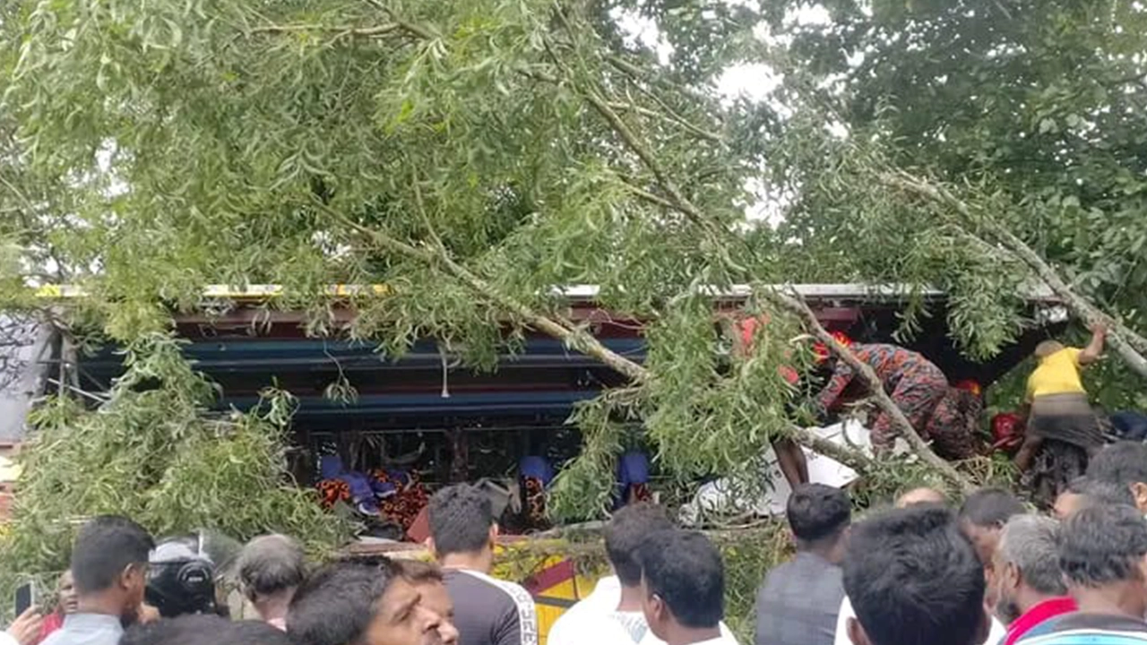 দুর্ঘটনাকবলিত বাস। ছবি : কালবেলা