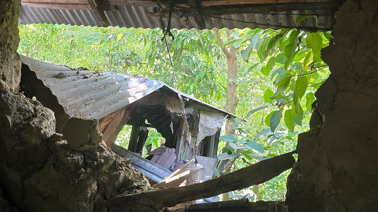 বন্যায় ধসে গেছে বিধবা সুলতানার শেষ সম্বল। ছবি : কালবেলা