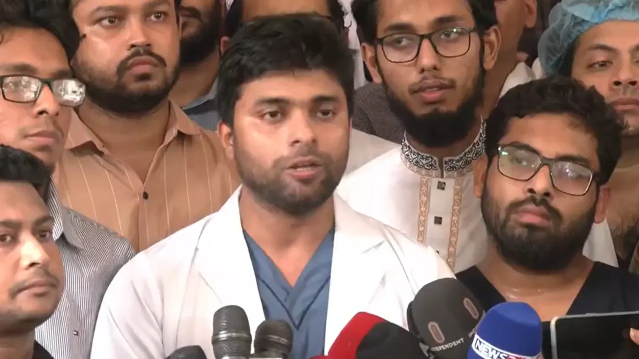 ঢামেক হাসপাতালে চিকিৎসকদের মারধরের ঘটনা নিয়ে কথা বলছেন এক চিকিৎসক।