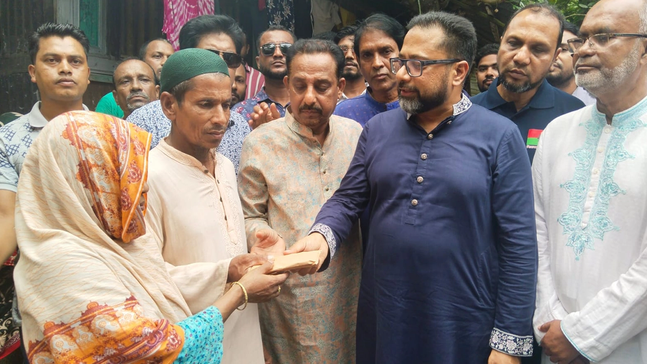নিহত এমাদুলের পরিবারের হাতে আর্থিক সহায়তা তুলে দিচ্ছেন ভান্ডারিয়া বিএনপির আহ্বায়ক আহমেদ সোহেল মঞ্জুর সুমন। ছবি : কালবেলা