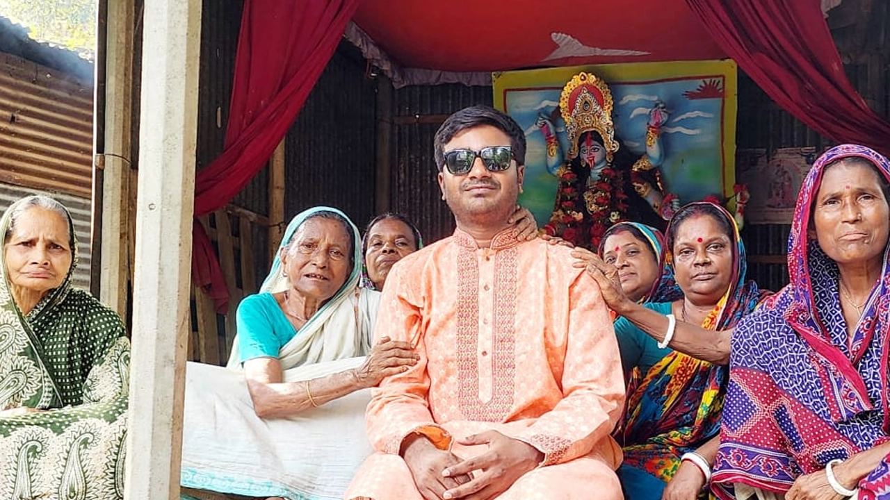 সাভারে মন্দির পরিদর্শনে বিএনপি নেতা মুরাদ। ছবি : কালবেলা