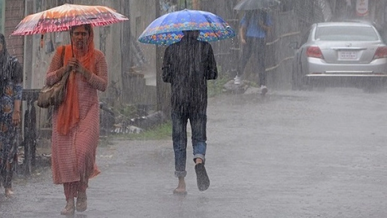 বৃষ্টিতে ভিজছে পথচারীরা। পুরোনো ছবি