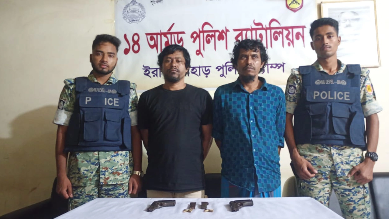 অস্ত্রসহ গ্রেপ্তার আসামিরা। ছবি : কালবেলা