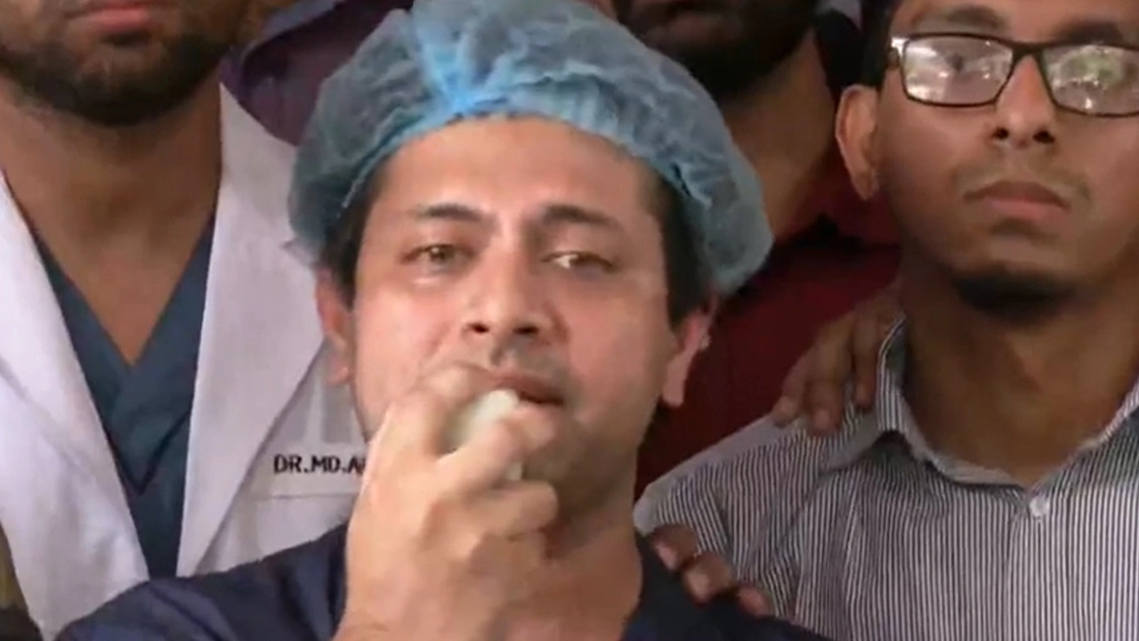 ঢাকা মেডিকেলে কর্মবিরতির বিষয়ে কথা বলছেন চিকিৎসকরা। ছবি : সংগৃহীত