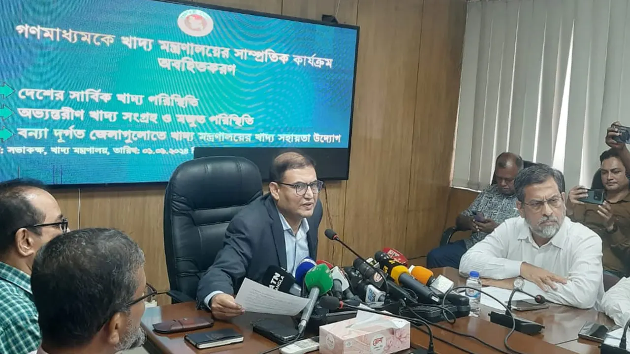 খাদ্যসচিব ইসমাইল হোসেন সাংবাদিকদের সঙ্গে কথা বলছেন। ছবি : সংগৃহীত