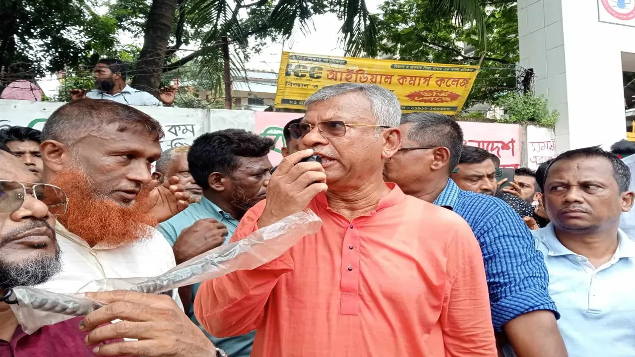 ত্রাণ বিতরণ শেষে নিরব সাংবাদিকদের সঙ্গে কথা বলছেন। ছবি : সংগৃহীত