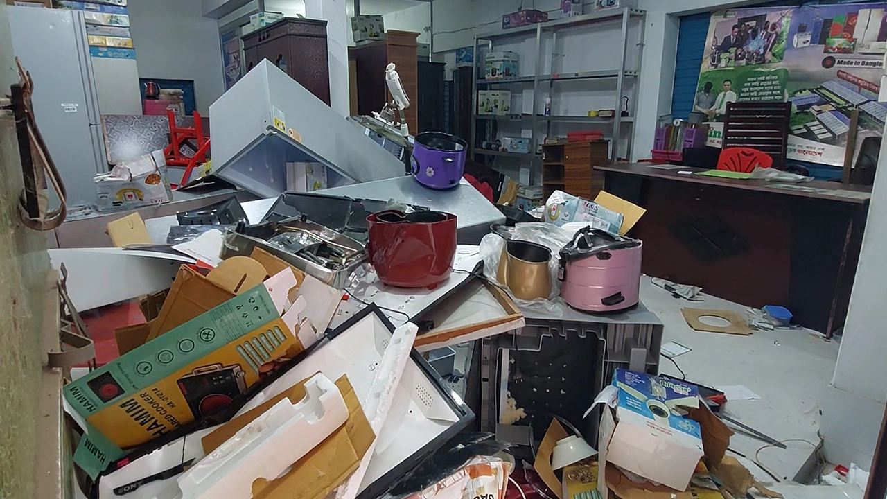 সাতক্ষীরায় সাংবাদিক হাসানের ইলেক্ট্রোনিক্স শোরুমে হামলা করা হয়। ছবি : কালবেলা