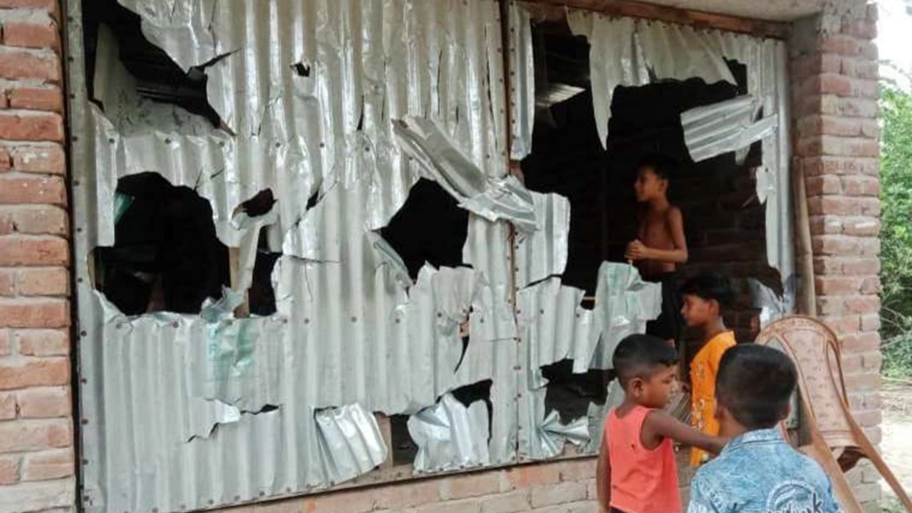 ঝিনাইদহের হরিণাকুণ্ডুতে বাড়িঘরে ভাঙচুর ও লুটপাট। ছবি : কালবেলা