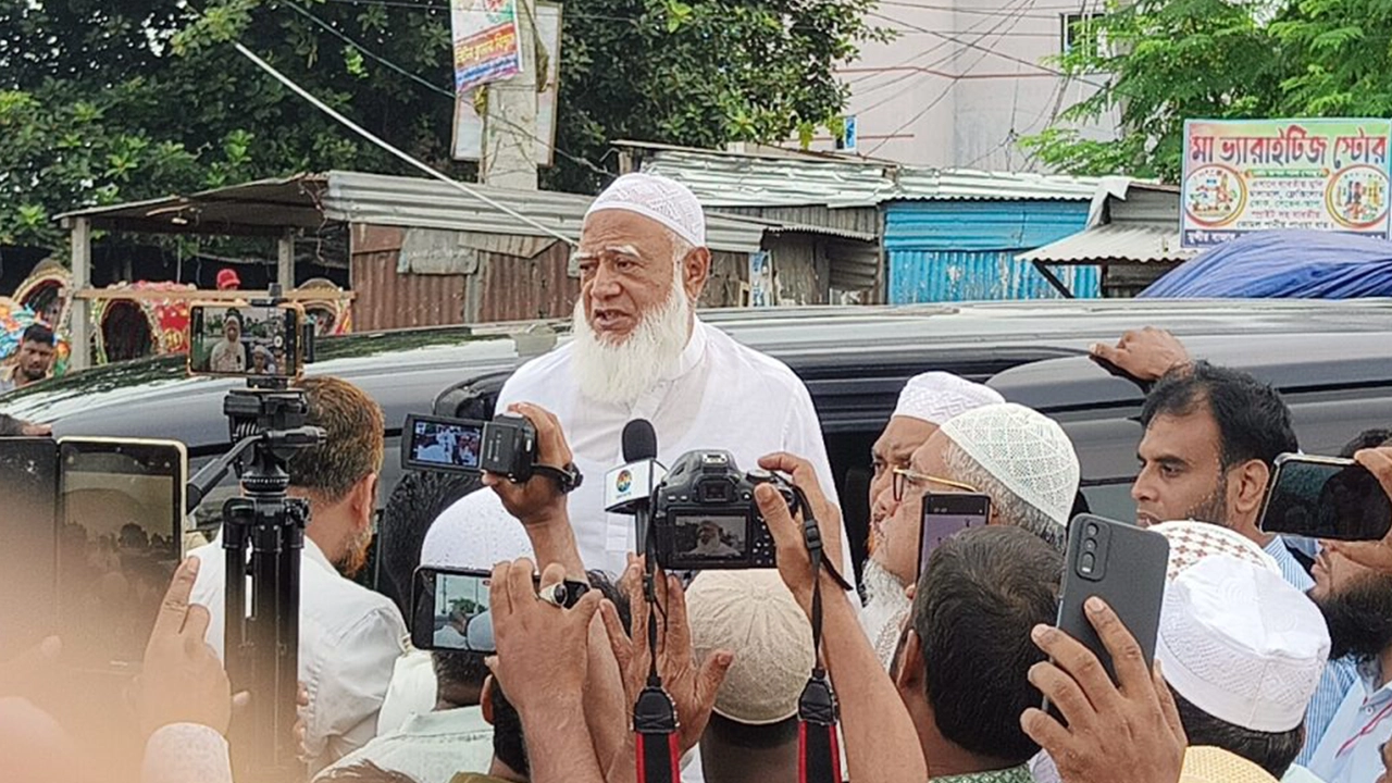 ফরিদপুরের মুন্সী বাজার বাইপাস এলাকায় এক যাত্রা বিরতিতে কথা বলেন জামায়াতের আমির ডা. শফিকুর রহমান। ছবি : কালবেলা