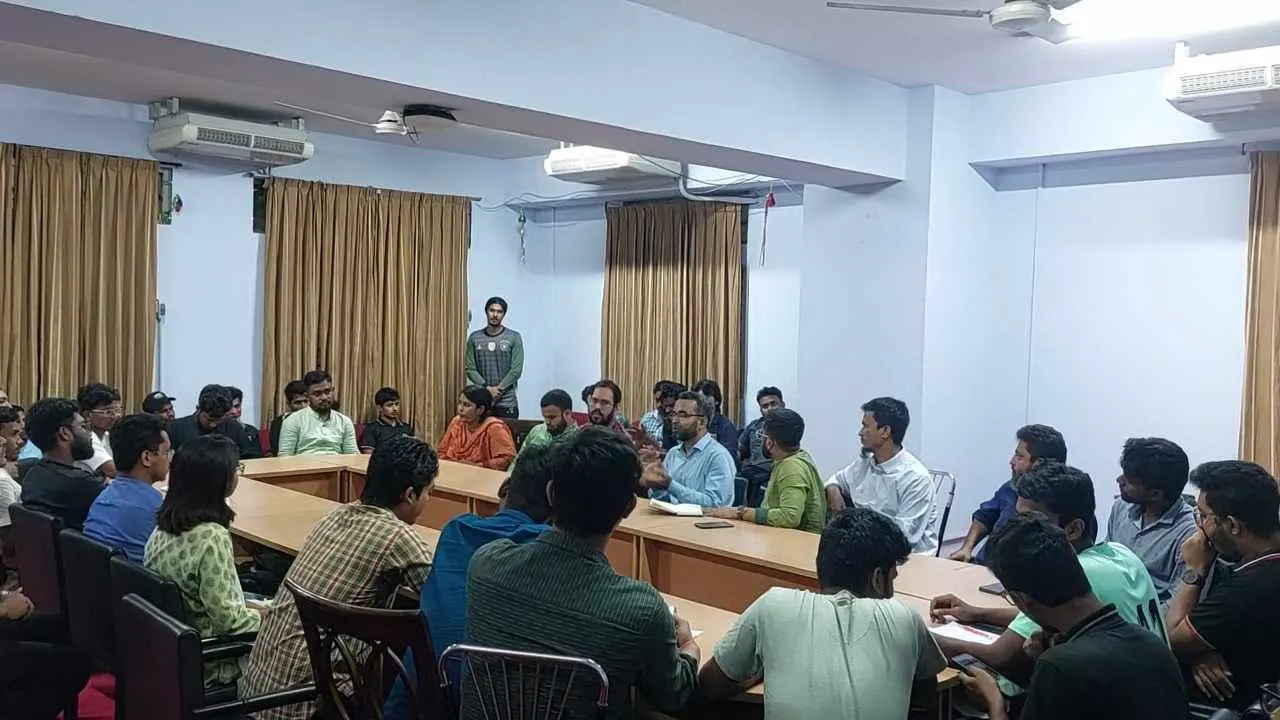 জবি থেকে উপাচার্যের দাবিতে শিক্ষক-শিক্ষার্থীদের মতবিনিময় সভা। ছবি : কালবেলা